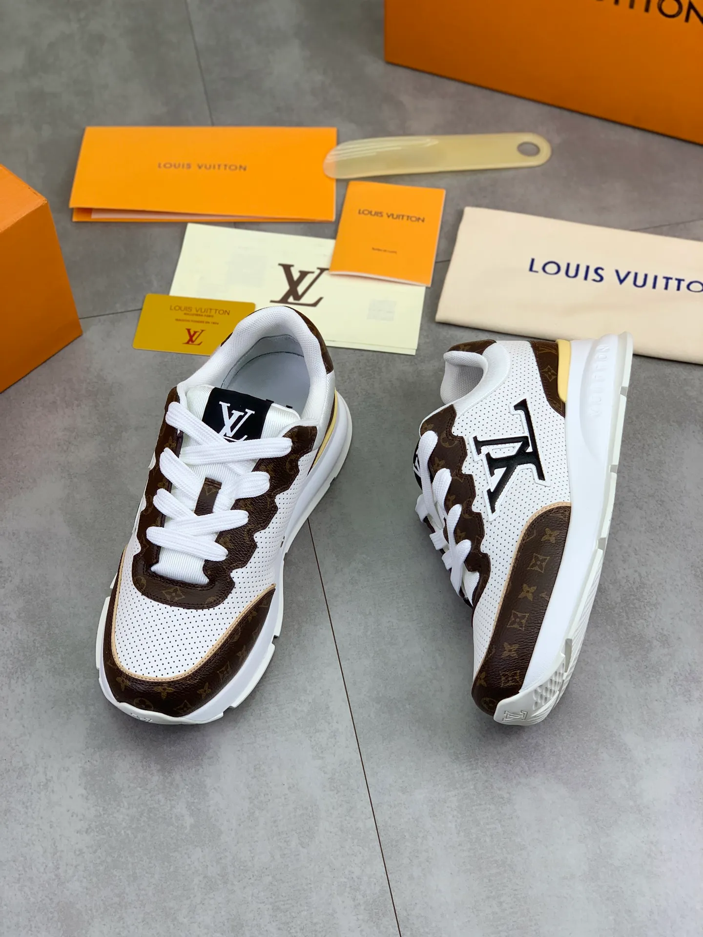 Factory price P700 💶 Top version [LOUIS VUITTON] Couple 🧑‍🤝‍🧑 Craftsman style Counter series (original order) New style 🍀LV Louis Vuitton - top version LV classic high-top trendy shoes! Made of imported original craft calfskin, original breathable lining, and original wear-resistant, lightweight, high-end TPU outsole! High quality products! 2️⃣ colors available, size: female 35-39, male 39-44 (female 40, male 45 46 customized)